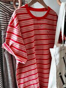 T-shirt rayé avec broderie en forme de cœur, T-shirt graphique pour le printemps et l'été pour femmes, chemises de la Saint-Valentin pour femmes, T-shirt décontracté à col rond et manches courtes pour femmes