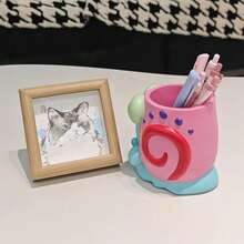 SpongeBob SquarePants 海绵宝宝卡通小蜗笔筒 | 可爱3D打印文具收纳盒，可收纳钢笔/铅笔/剪刀 | 比基尼海滩主题装饰，学生/上班族的理想礼物 | 大容量桌面收纳盒，色彩鲜艳。请注意，由于手工制作，颜色可能略有差异或存在轻微瑕疵。 - 彩色 - 查看 4