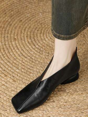 Elegant Square Toe Design Chunky Heel High Heels, Exquisite Embossed Leather, Comfortable Fit, Classic Two-Tone Colors, Suitable For Various Occasions, Showcase Refined Taste, Appropriate For Daily And Formal Wear, Elevate Overall Styling.