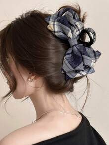 经典格纹蝴蝶结精品发夹，时尚小金标复古后脑勺发夹，大号爪夹，高马尾发饰。适合日常佩戴、派对、聚会、节日活动、旅行摄影，百搭优雅。也适合发量较多的女性，是馈赠亲友的绝佳礼物。爪夹，冬季发夹，女士发饰 - 黑與白 - 查看 6