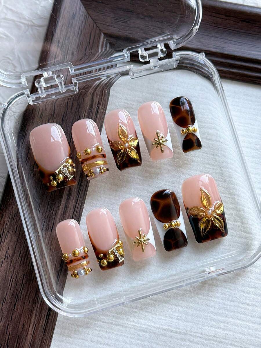 10片方形手工美甲贴纸，手镯式指尖设计，玳瑁棕色，白色法式美甲图案，3D金粉花卉雕刻装饰。适合女孩和女士日常佩戴，也适合派对、晚宴和校园美甲。 - 彩色 - 查看 1
