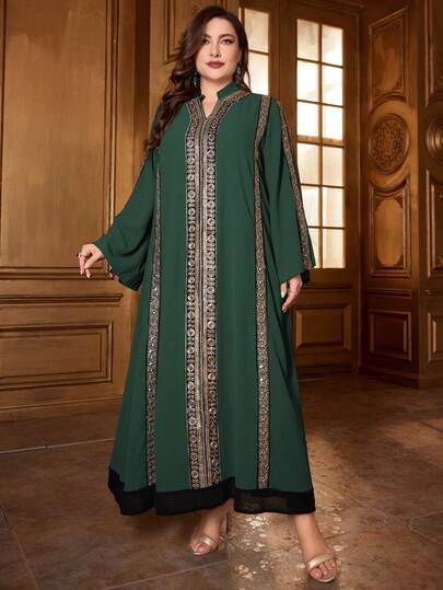 大码阿拉伯风格连衣裙，女士长款开衩袖，长款梭织面料，饰有贴花和织带细节。