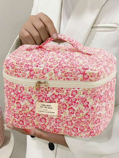 1个玫瑰红花卉印花多功能绗缝化妆包，时尚休闲大容量便携拉链化妆包，旅行文具收纳包，度假必备化妆包，可装卫生巾、耳机、充电器、口红、化妆品、香水、护肤品、家居装饰品，适合妈妈、女士、护士、学生，节日礼物