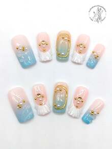 一套10片纯手工压制美甲贴片，25毫米长方形，粉蓝渐变色，粉白撞色，金色凸线椭圆，金色小圆球装饰，黄色水钻白色珍珠装饰，凸线设计。可爱美甲贴片，适合日常休闲度假，也可用于宴会、派对、演出等场合。美甲用品 - 彩色 - 查看 1