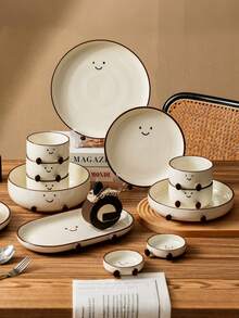 全新陶瓷餐具套装，包括饭碗、汤碗、创意酸奶碗、脚印甜点盘、沙拉碗、水果碗、调味碟，是节日送礼的理想之选。