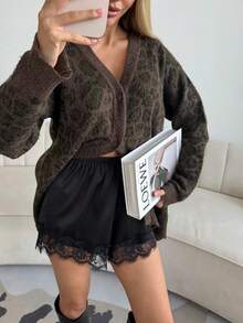 Women Lace Trim Satin Silk Shorts Y2K Patchwork Silky Mini Shorts Elastic Waist Pajama Slip Bottoms Boxer Coquette Micro Mini Shorts Going Out Shorts - màu đen - Xem 2
