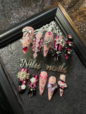 10片装尖头美甲贴片套装，粉色和玫瑰红美甲，玫瑰红扎染，3D立体蝴蝶结、玫瑰花、心形钻石、星光和彩色钻石美甲配件装饰，手绘黑色条纹和几何图案，Y2K风格美甲套装，适合女性新年、日常派对和情人节佩戴（内含：一片果冻胶和一条摩擦条）