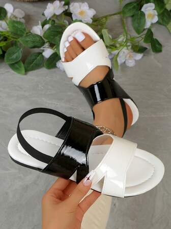 Dam Platta sandaler Dam Nya Sommar Utomhus Casual Moderiktiga Halkfria Bekväma Platta sandaler Plusstorlekar Strandtofflor Dam Enkla Slip-On Sandaler För Sommar Rund Tå Svarta Och Vita Kontrastfärgade Tofflor Metalliska Färgblock Platta Sandaler