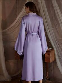 QING ROU 薰衣草色缎面睡袍，柔软蕾丝边饰，喇叭长袖，丝滑舒适，配腰带，适合居家穿着。