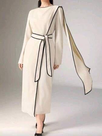 女士优雅撞色披肩领口袋秋季连衣裙，女士优雅白色长款系带连衣裙，配黑色饰边腰带和蝴蝶结细节