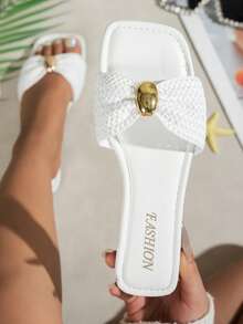 Women's Bow Metal Decor Straw Flat Sandals, Comfortable Minimalist Design For Vacation, Beach, Home, Daily Wear, Summer White Woven Open Toe Slippers