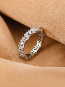 不对称白色方晶锆石微镶嵌水钻戒指，女士时尚珠宝，铜镀白金，适合婚礼、派对和节日礼物（礼盒包装）圣诞礼物