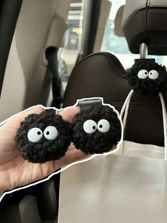 2 piezas Gancho de asiento de coche y bolsa de almacenamiento para reposacabezas en estilo de bola de carbón lindo y mini, diseñado para mujeres, en estilo de dibujos animados, adorable e interesante. Se puede usar como gancho de coche y bolsa de almacenamiento. Hecho de material de plástico duradero, puede colgar billetera, bolso, chaqueta, llaves, etc. La bolsa de almacenamiento multifuncional para reposacabezas puede contener bocadillos, comida, bolso, teléfono, etc. Fácil de instalar, sin necesidad de perforar, desmontable, diseño de clip, accesorio de coche ideal.