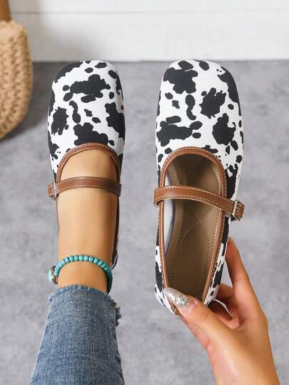 Nuevos mocasines planos cómodos y casuales de talla grande, versátiles para el uso diario, vacaciones, compras, sin cansancio, minimalistas, ligeros, diseño con hebilla decorativa de metal, lona hecha a mano, punta cuadrada, estampado de vaca, zapatos de ocio para mujer