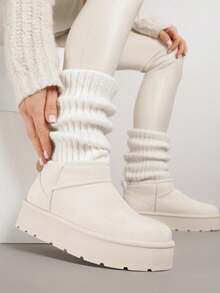 Stark isolierte Schlüpf-Schneestiefel mit dicker Sohle