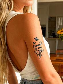 半永久纹身贴纸，图案简洁优美，包含玫瑰花瓣、艺术文字、花卉和蝴蝶，采用天然植物成分，适用于手指、耳朵、肩膀、脖子、锁骨等部位的临时纹身，可用于DIY、日常派对、节日礼物、身体装饰，可持续1-2周，不褪色、不反光、防水，逼真纹身贴纸。 - 藍色 - 查看 6