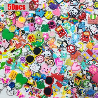 30/36/48/50/70/90个随机2D钥匙扣，款式多样，包括爱心、恐龙、独角兽、彩虹、花朵、蝴蝶等，适合作为返校礼物、节日派对装饰、汽车和背包装饰。