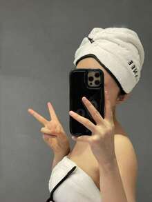 4 件套山茶花图案女士家居浴巾，可穿在身上或用大浴巾包裹的浴裙，吸水性强、柔软舒适的干发帽，是基本的浴室配件。