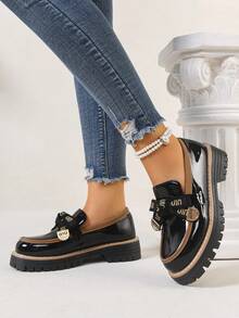 新款乐福鞋，黑棕撞色漆皮厚底乐福鞋，齿轮形鞋底搭配编织鞋带和金色标签，学院风十足，时尚百搭。增高显瘦，适合日常通勤。 - 黑色 - 查看 3