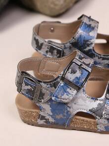 1双儿童搭扣设计PU防滑软底露趾复古凉鞋，适合夏季穿着 - 彩色 - 查看 5