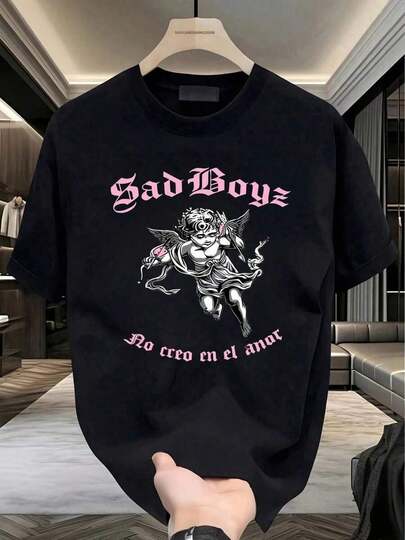 Camiseta para hombre, cuello redondo, manga corta, estampado Sad Boyz cupido, estilo irónico juvenil viral, ideal para salidas con amigos, días casuales, streetwear urbano teen, moda gen Z, de frases cool, regalo para joven adulto, hombre adolescente, camiseta informal, ropa de verano, sad boy, cupido irónico,ropa de hombre,parejas,envio nacional,regalo para hombre,oversize hombre.