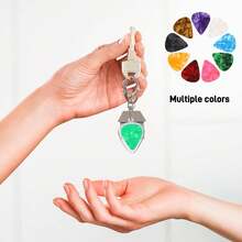 二合一吉他拨片收纳钥匙扣 - 心形透明亚克力盒，带安全扣，便携式透明收纳盒，适用于存放拨片和照片，经久耐用，时尚设计，是音乐家、吉他配件、照片收纳盒和时尚配饰的理想之选，结构坚固，包含一个随机颜色的吉他拨片 - 彩色 - 查看 1