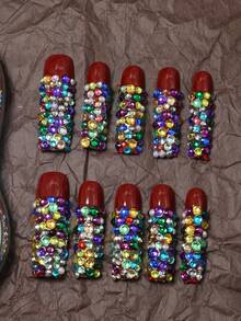 CrystalHola 圣诞美甲套装，10片手工假指甲，法式美甲，亚克力美甲套装，红色美甲，长款芭蕾舞美甲，配有美甲配件和彩色人造宝石，闪亮节日美甲，奢华美甲，Y2K风格，适合音乐节派对和日常佩戴，送给女孩和女士的好礼物，新年美甲。美甲用品 - 彩色 - 查看 15