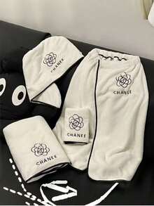 4 件套山茶花图案女士家居浴巾，可穿在身上或用大浴巾包裹的浴裙，吸水性强、柔软舒适的干发帽，是基本的浴室配件。