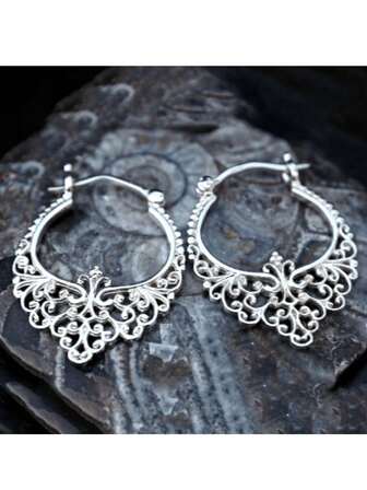 1 Pair 2026 New Vintage Hollow Asymmetrical Earrings, Suitable For Women's Daily Commute Wear