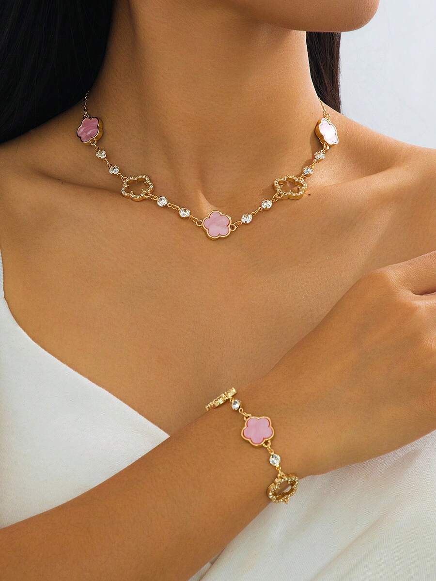 Bộ trang sức nữ gồm 1 chiếc dây chuyền mặt hình cỏ ba lá rỗng màu hồng lãng mạn, tinh tế, sang trọng, cao cấp, ngọt ngào và may mắn; 1 chiếc vòng tay, quà tặng ngày Valentine cho bạn gái. - Hồng - Xem 1