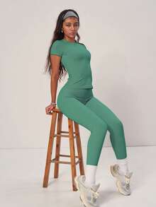 PinkTip 绿色基础款露脐上衣和短裤套装，高腰宽松版型，夏季休闲和运动必备单品