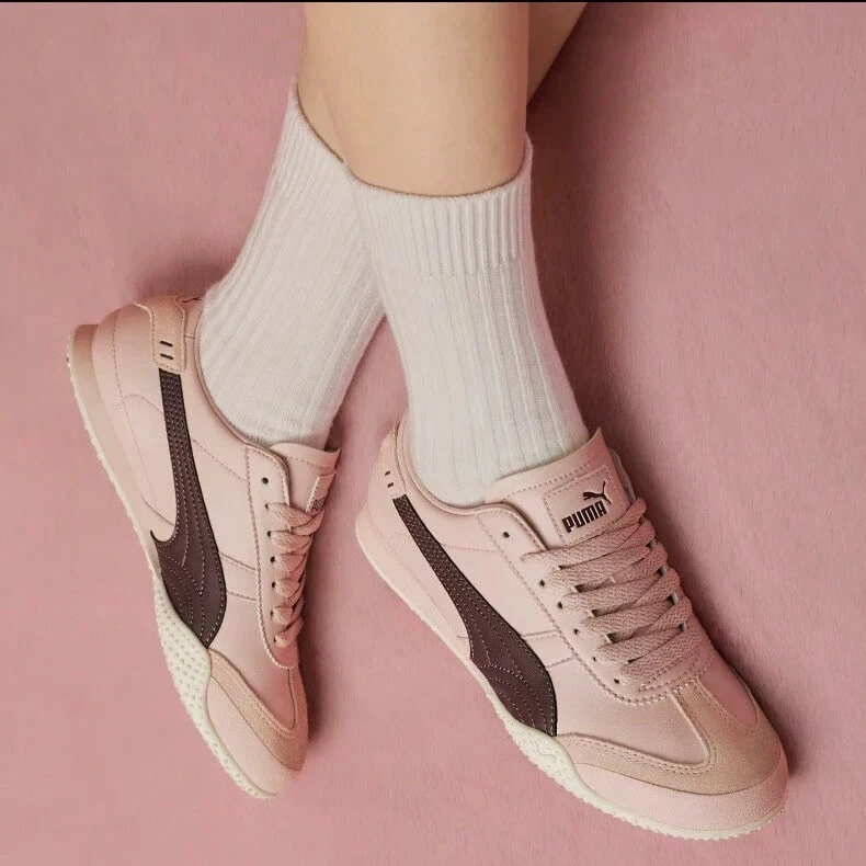 حذاء PUMA Bella UT النسائي المصنوع من الجلد الصناعي/المقسّم، مريح، متعدد الاستخدامات، متين، منخفض الساق، مناسب للارتداء الكاجوال، لونه بنفسجي-وردي - أرجواني وردي - مشاهدة 1