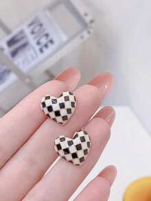一对经典欧美风时尚黑白棋盘格心形耳环，简约百搭的极简设计 - 彩色 - 查看 5