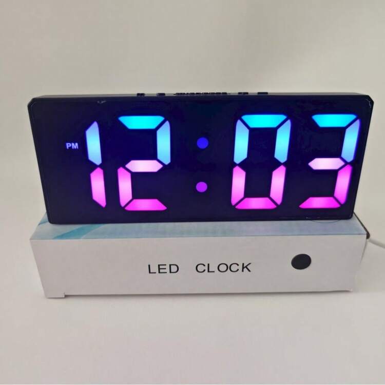 1個 デュアルアラーム 大型デジタルディスプレイ付き 重量級目覚まし時計、RGBナイトライト、USB給電ベッドサイドクロック、明るさ・音量調整可、深い眠りの人向け、寝室、オフィス、デスクに適しています - モダンな寝室の装飾、オフィスクロック、スタイリッシュデザイン、耐久性のあるABS素材、ホームデコレーション、コンテンポラリーデザイン - マルチカラー - 見る 2