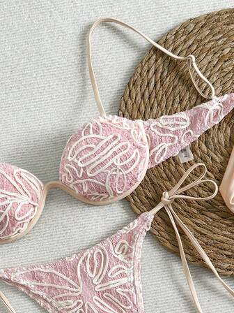 女士刺绣钩编比基尼套装，配有钢圈文胸和侧系带泳裤，打造时尚海滩造型