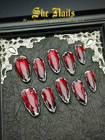 Julnaglar DIY 10st mandel medellånga handgjorda akryl press on naglar Nageltillbehör Glitter vita naglar Guldnaglar Röda naglar Gröna naglar French Tips Rosa naglar Julstil i kombination med guld handmålade 3D nyckelpiga snöflingemönster, guld metall nagelyta i kombination med metallpärlor, diamanter, 3D-rosetter och pärldekorationer Lämplig för julfester Bär med gratis gel nagelfil.