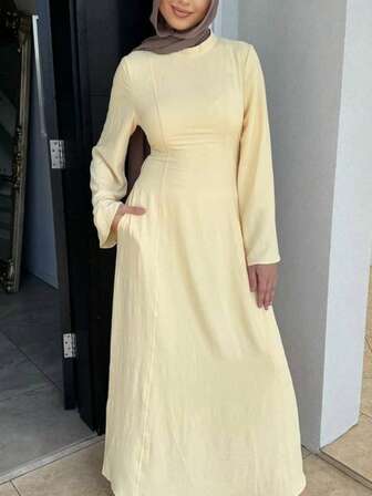 优雅长袖长袍，立领带口袋，适合女士穿着，尽显端庄的阿拉伯风情。经典长袖立领女士长袍连衣裙，梭织面料，带口袋，适合日常或特殊场合穿着。