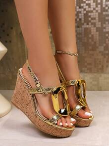 2026 Nuevas sandalias de cuña con suela gruesa para mujer, de verano, para aumentar la altura en talla pequeña, con correa y hebilla metálica grande, sandalias de moda, estilo de playa y resort, plataforma impermeable, sandalias retro sexy para fiestas - Dorado - Ver 6
