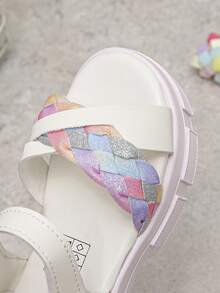 1双时尚漂亮的女童单带防滑厚底凉鞋，款式多样，适合夏季户外穿着。 - 白色 - 查看 6