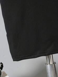 兒童休閒極簡風男童夏季套裝 2 件組，黃色印花時尚休閒拼接黑色 T 恤 + 印花條紋短褲套裝，男童休閒極簡圖案印花圓領短袖 T 恤與短褲 - 薑色 - 查看 9