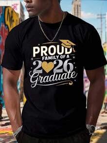 Camiseta de Graduación para Hombres 2026 - Orgulloso de la Familia de un Graduado Dorado y Azul Marino y Estampado de Diploma, Camiseta Casual de Manga Corta y Cuello Redondo para Padres de la Clase de 2026, Atuendos para Fiesta de Graduación - Negro - Ver 2