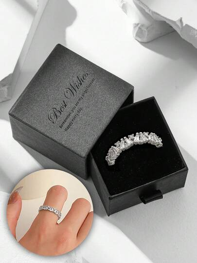 不对称白色方晶锆石微镶嵌水钻戒指，女士时尚珠宝，铜镀白金，适合婚礼、派对和节日礼物（礼盒包装）圣诞礼物