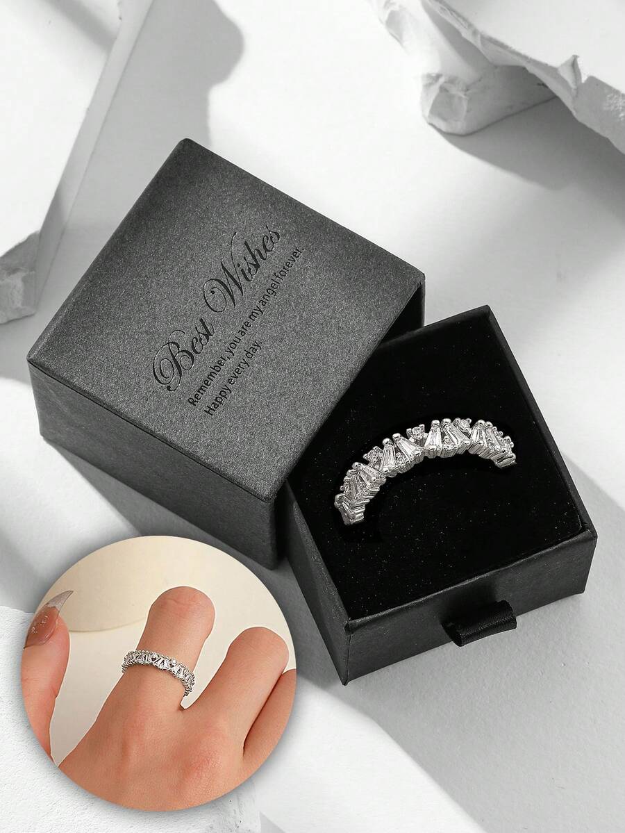 不对称白色方晶锆石微镶嵌水钻戒指，女士时尚珠宝，铜镀白金，适合婚礼、派对和节日礼物（礼盒包装）圣诞礼物