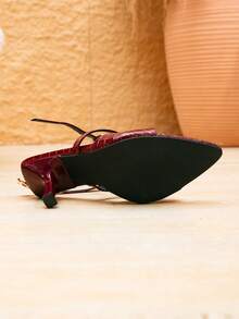女士时尚酒红色鳄鱼纹尖头高跟鞋，配金属搭扣带 - 酒紅色 - 查看 6