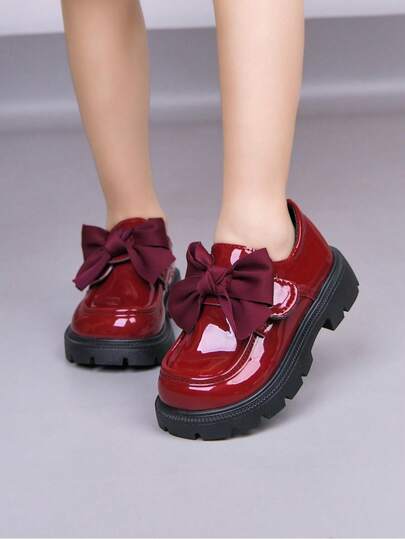 1双儿童纯色皮革圆头蝴蝶结设计平底户外经典乐福鞋，适合春季穿着