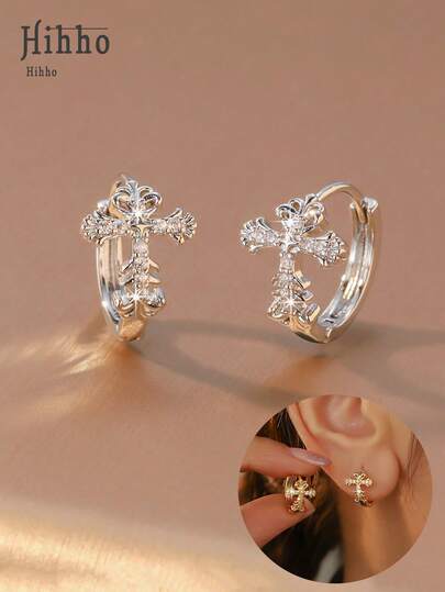 Hihho 一对雕花十字架耳环，复古宗教风格，银色和金色可选，饰有雕刻十字架轮廓和镶满水钻，适合复古主题服装、宗教场合、休闲派对等场合佩戴。