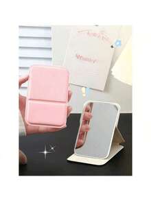 1个便携式化妆镜，采用聚氨酯皮革材质，可折叠，适合旅行，是理想的礼物之选，也是旅行必备的化妆品收纳佳品，易于存放，是生日礼物、毕业礼物、家居装饰、返校季装饰、房间装饰、学习用品的理想之选。这款迷你化妆镜是旅行必备的迷你化妆镜，也是化妆包中的必备单品，小巧便携，粉色。