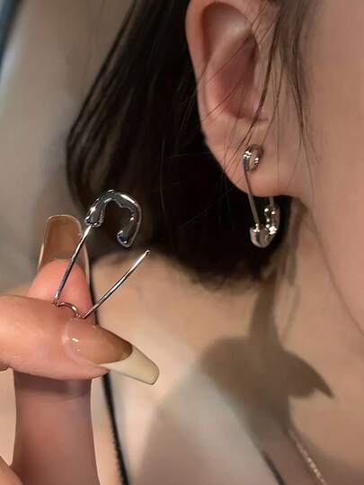 一对独特的别针设计耳环 - 创意十足、个性鲜明的朋克风回形针耳环，男女皆宜，前卫又不失优雅的朋克配饰，展现大胆的个性表达和独特的时尚态度