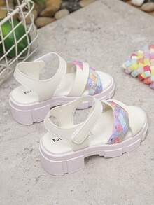 1双时尚漂亮的女童单带防滑厚底凉鞋，款式多样，适合夏季户外穿着。 - 白色 - 查看 5