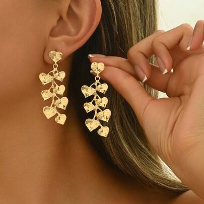 一对精致花瓣耳环，百搭且适合女性日常佩戴